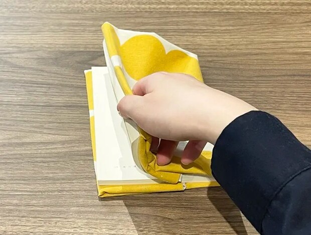 ハンカチで作ったブックカバーの写真（撮影：grapeライフハック編集部）
