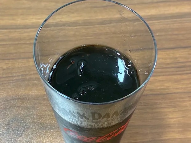 氷とコーヒーが入ったグラス（撮影：grapeライフハック編集部）