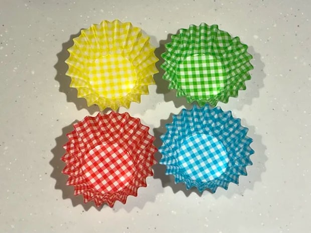 キッチンに置かれた4枚のおかずカップ（撮影：grapeライフハック編集部）