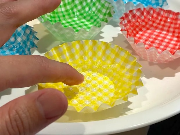 おかずカップの氷を指で確かめる場面（撮影：grapeライフハック編集部）