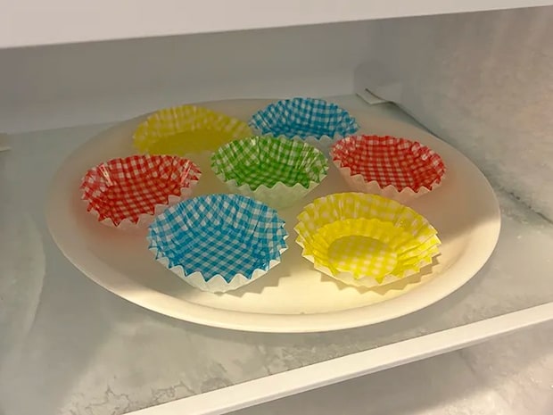 冷凍庫に入れた、水を注いだおかずカップ（撮影：grapeライフハック編集部）
