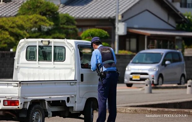 『取締を行う警察官』の写真