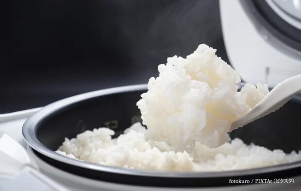 『炊きたてご飯　炊飯器』の写真
