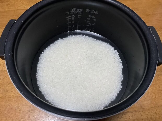 「米1合に氷2個」入れるだけ！　手軽すぎる炊飯テクに「もっと早く知りたかった」【炊飯術4選】