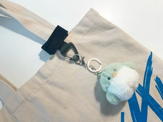 『リュックにプラス ベルトカラビナ』にマスコットをつけた写真（撮影：grapeライフハック編集部）