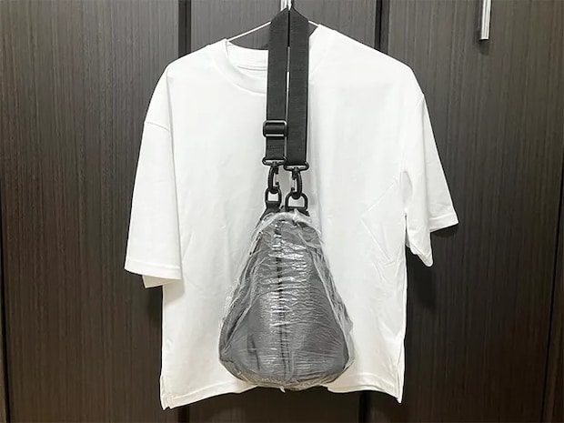 『セリア』のシャワーキャップをカバンにかぶせる場面（撮影：grapeライフハック編集部）