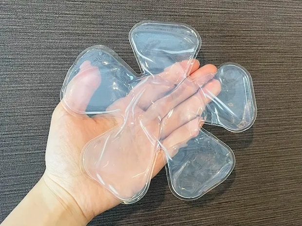 『やわらかアイスパックヘッド用』を手に持つ写真（撮影：grapeライフハック編集部）