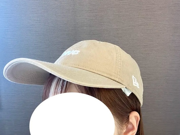 『やわらかアイスパックヘッド用』を頭にのせた写真（撮影：grapeライフハック編集部）
