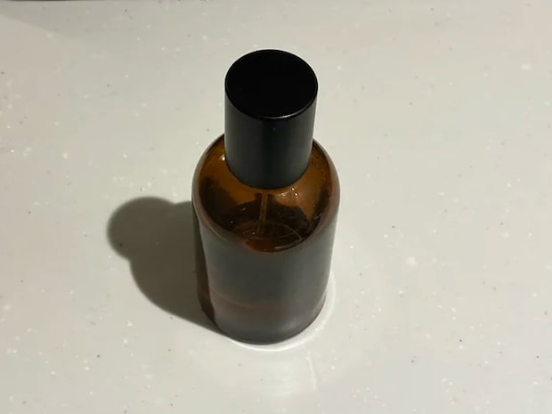 机に置かれた香水（撮影：grapeライフハック編集部）