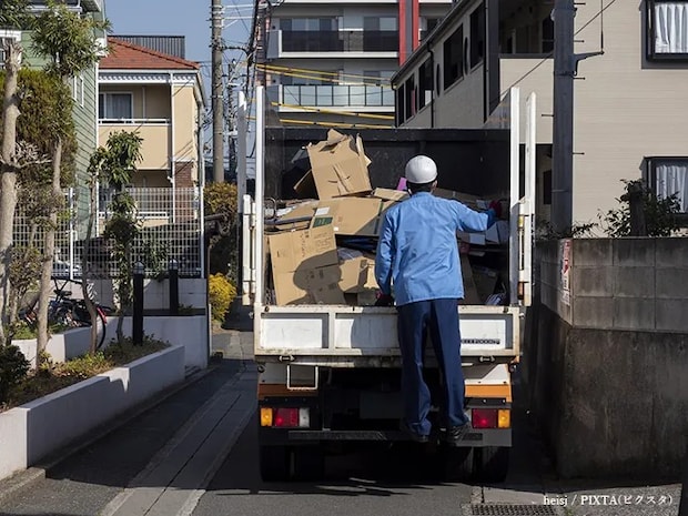 ゴミ収集車と作業員
