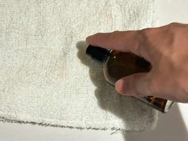 香水の中身を布に出す場面（撮影：grapeライフハック編集部）