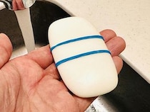 固形石けんに輪ゴムを組み合わせるだけ！　使いやすさと泡たての効率がアップする裏ワザがこちら！
