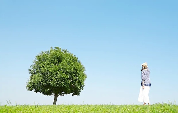 空と女性の写真