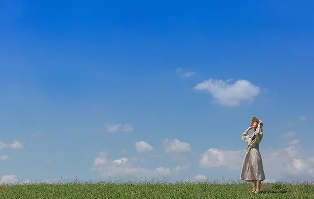 空と女性の写真