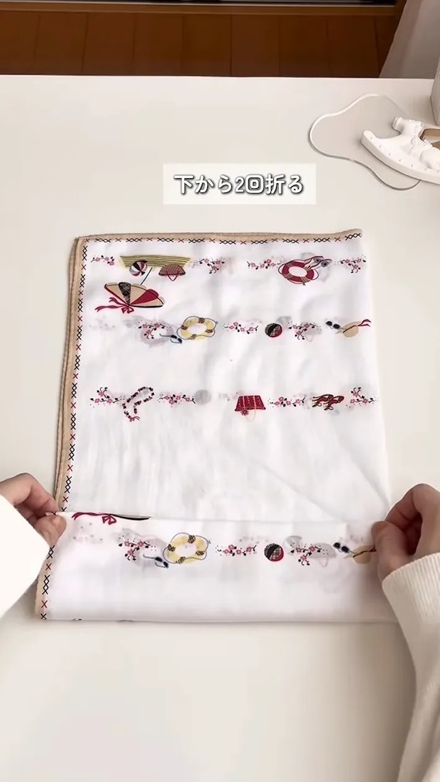 ハンカチを下から折る場面