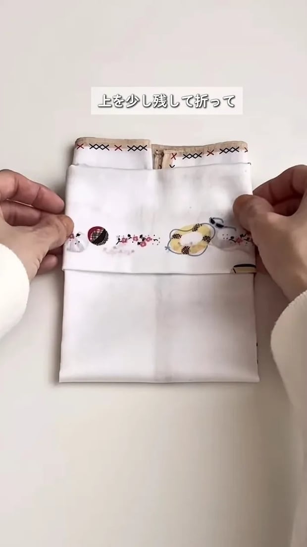 上部を少し残してハンカチを下から折る場面