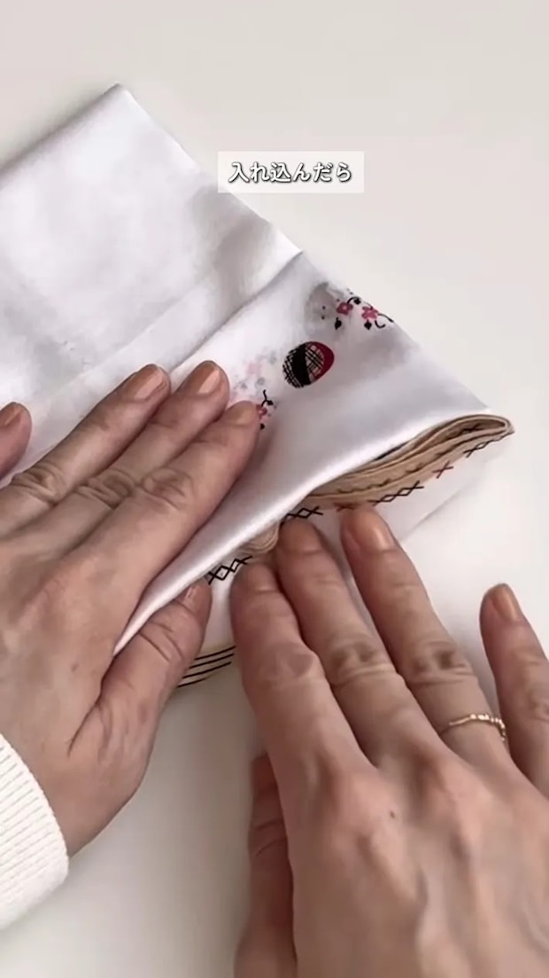ポケットにハンカチの先端を差し込む場面