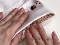 余ったハンカチ、まだ使えます　15秒でかわいい『ポーチ』が作れる方法【裁縫道具不要】
