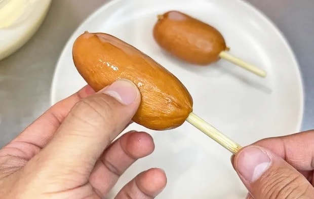 『ホットケーキミックスでアメリカンドッグ』を作る写真（撮影：キジカク）