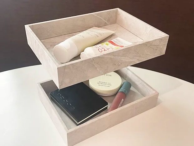 DIYした棚にコスメを置いた写真（撮影：grapeライフハック編集部）