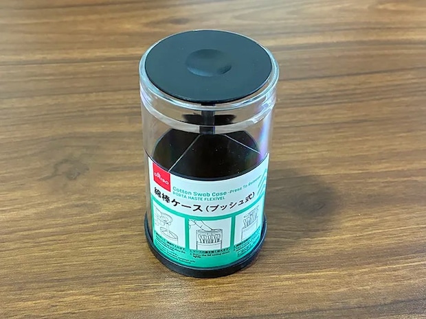 机に置かれた綿棒ケース（撮影：grapeライフハック編集部）