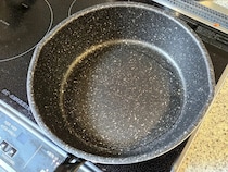 から揚げの衣づけは不要！　フライパンの油に『粉』を入れると…？「サクッと軽い」【調理テク4選】