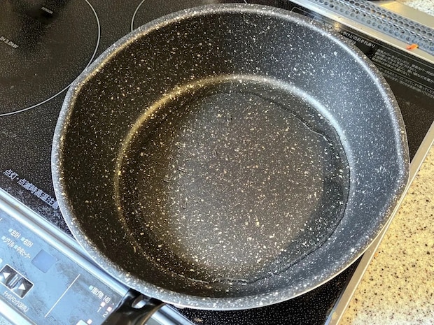 から揚げの衣づけは不要！　フライパンの油に『粉』を入れると…？「サクッと軽い」【調理テク4選】