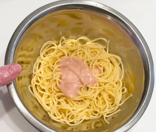 パスタとソースを混ぜている様子（撮影：grapeフード編集部）