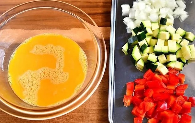 『夏野菜オムレツ』を作る写真（撮影：小泉明代）