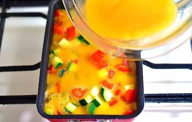 『夏野菜オムレツ』を作る写真（撮影：小泉明代）