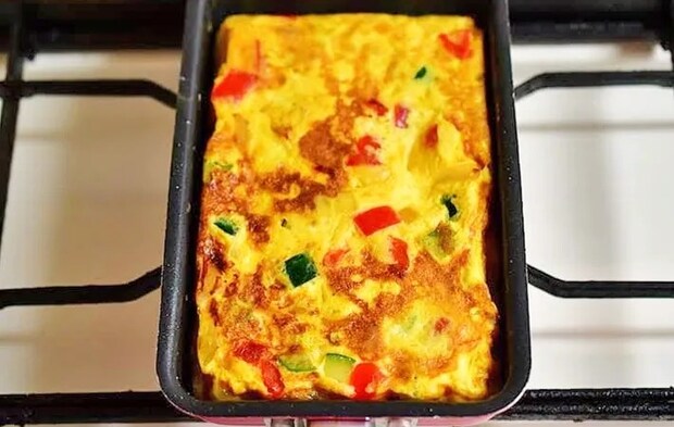 『夏野菜オムレツ』を作る写真（撮影：小泉明代）