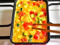 玉子焼き器に流して焼くだけ！　巻かない＆包まない「カンタン卵おかず」【管理栄養士】