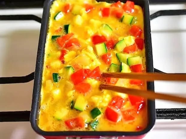 玉子焼き器に流して焼くだけ！　巻かない＆包まない「カンタン卵おかず」【管理栄養士】
