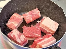 豚肉に注いで煮込むだけ！　ホロホロ角煮を作る「意外な裏ワザ」に家族がザワついた