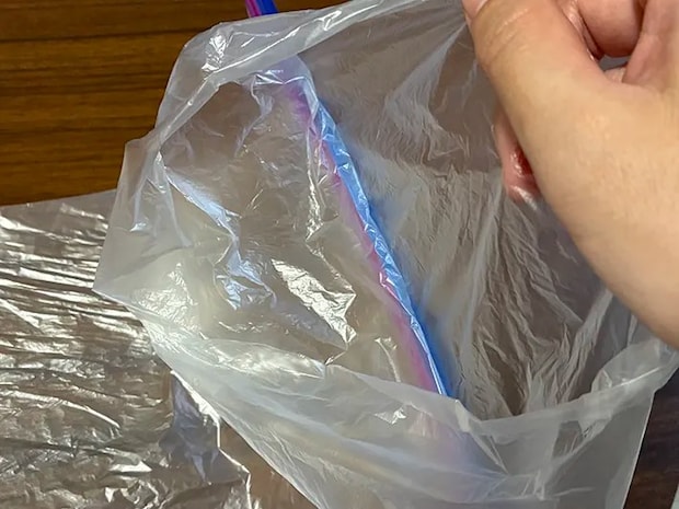 ポリ袋を固定したジッパー袋のチャック部分（撮影：grapeライフハック編集部）