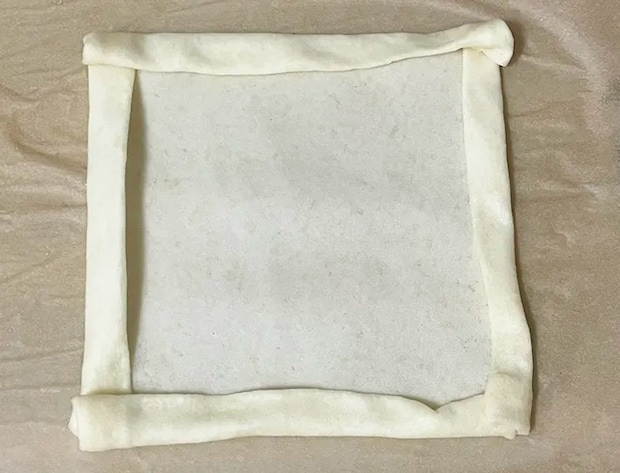春巻きの皮の4辺を折る写真（撮影：grapeフード編集部）