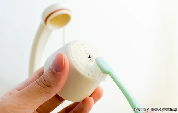 シャワーヘッドを掃除する写真