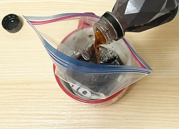 ジッパー袋にコーヒーを注ぐ写真（撮影：grapeフード編集部）