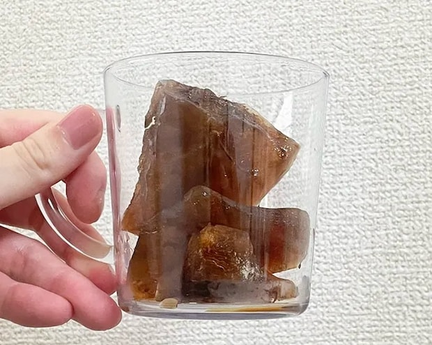 コーヒーの氷を入れたコップの写真（撮影：grapeフード編集部）