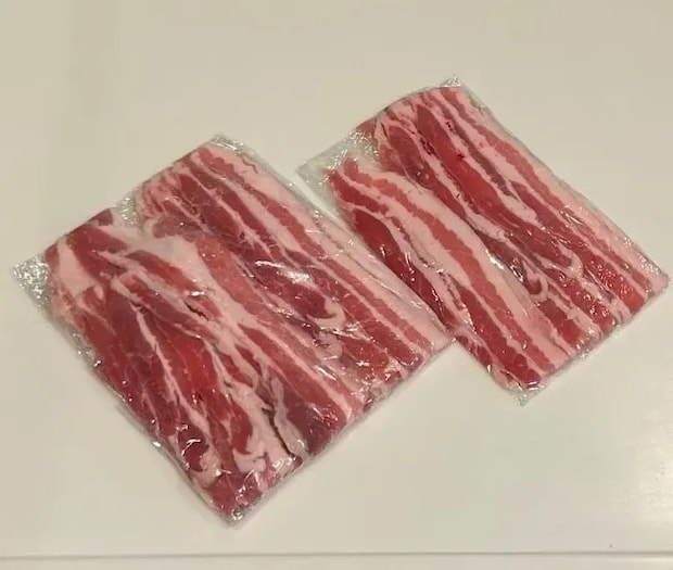 肉をラップで包んだ様子（撮影：grapeフード編集部）