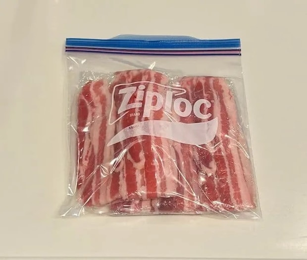 ラップした肉をジッパーつきパックに入れた様子（撮影：grapeフード編集部）