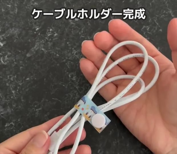 カットしたクリアファイルをケーブルホルダーとして使う画像