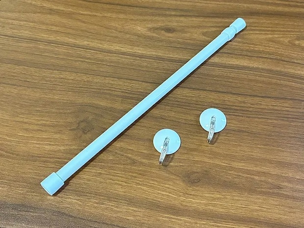 机に置かれたつっぱり棒とマグネットフック（撮影：grapeライフハック編集部）