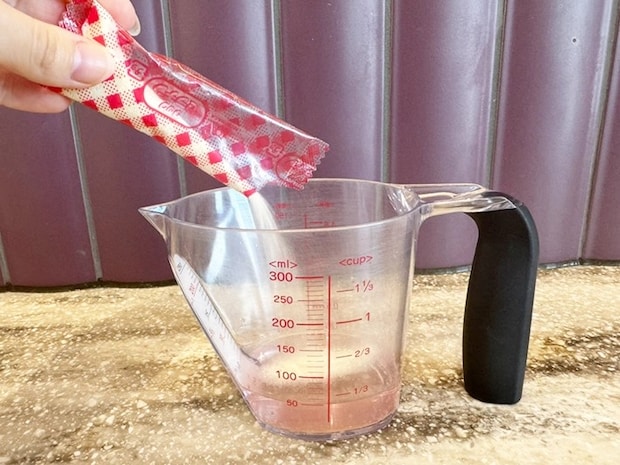 炭酸にゼラチンを混ぜる（撮影：grapeフード編集部）