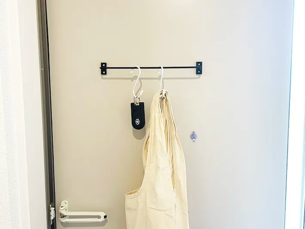アイアンバーを玄関でつかう写真（撮影：grapeライフハック編集部）