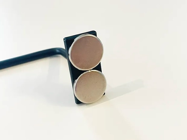 アイアンバーにマグネットをつけた写真（撮影：grapeライフハック編集部）