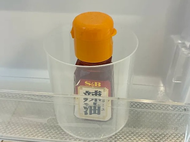 冷蔵庫内でラー油を入れた綿棒ケース（撮影：grapeライフハック編集部）