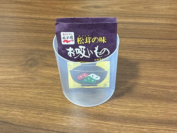 お吸い物の素の小袋を入れた綿棒ケース（撮影：grapeライフハック編集部）
