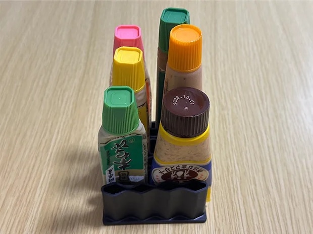 『ステーショナリースタンド』にチューブタイプの調味料を挟んだ画像（撮影：grapeライフハック編集部）