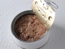 ツナ缶はスポンジでこすりません！　油汚れを落とす裏技に「考えつかなかった」【家事テク4選】